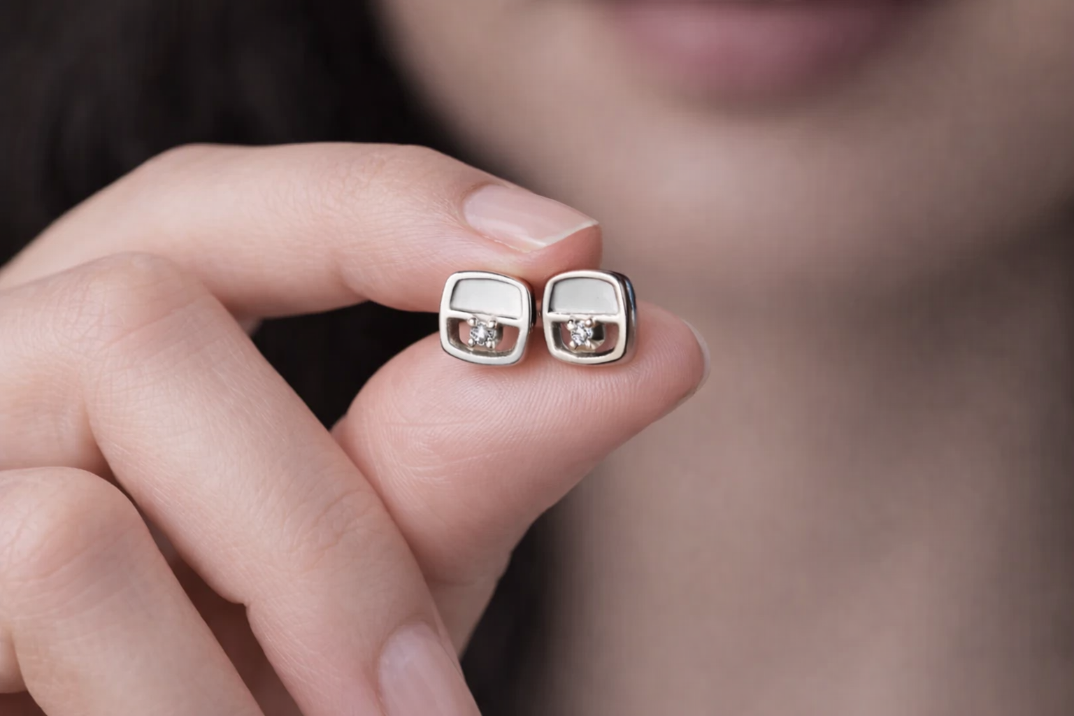 Pearl Glow Tile Studs